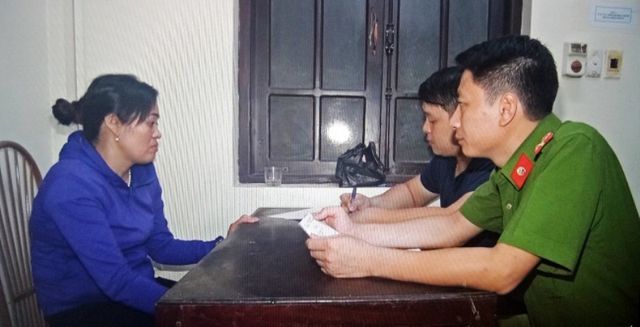 Đối tượng Lê Thị Loan tại cơ quan Công an (ảnh: Công an Hà Nam)
