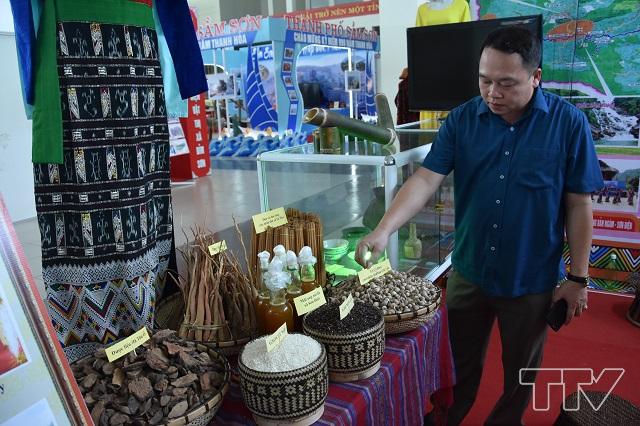 Huyện Quan Sơn có rất nhiều sản vật quý như: Tỏi tía bản Ché Lầu, gạo nếp Cay Nọi, mật ong núi đá Sơn Điện, tỏi cô đơn Ché Lầu...