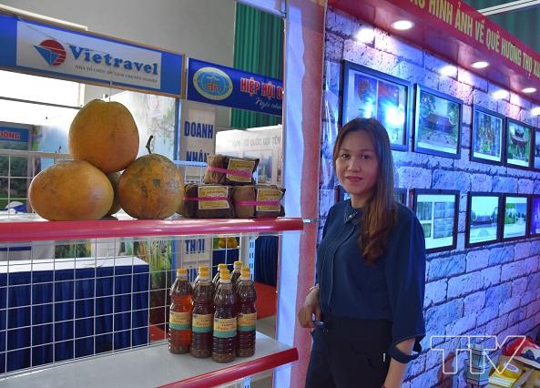 Gian trưng bày của huyện Thọ Xuân có nhiều sản vật nổi tiếng, như: Bánh gai Tứ Trụ, bánh lá răng bừa Xuân Lập, kẹo lạc sìu Đức Giang...