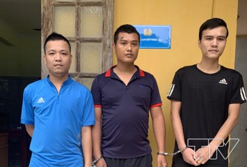3 đối tượng(từ tr&aacute;i qua phải): L&acirc;m, Dũng, H&ugrave;ng