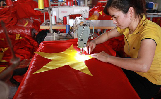 May cờ ở l&agrave;ng Từ V&acirc;n. (Ảnh: VTV)