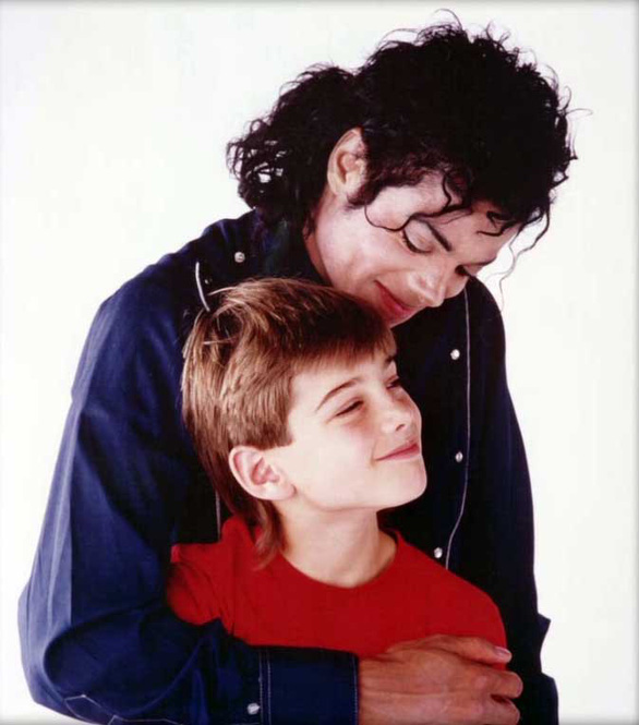 Michael Jackson và James “Jimmy” Safechuck - một trong những bức ảnh được đưa vào phim tài liệu Leaving Neverland - Ảnh: PINTEREST