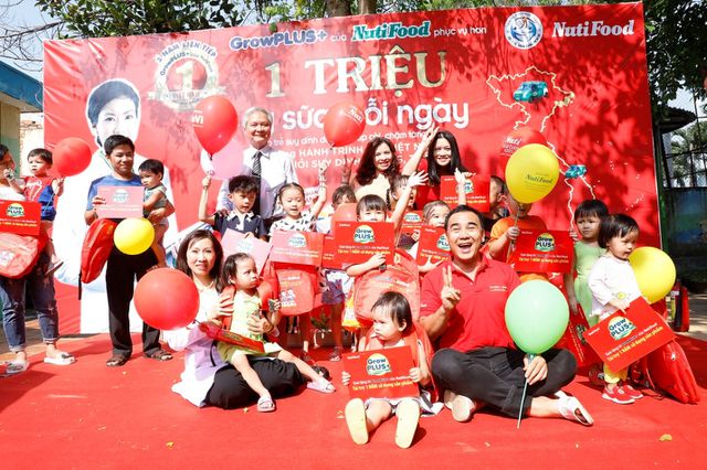 C&aacute;c b&eacute; được tặng sữa miễn ph&iacute; trong v&ograve;ng 1 năm