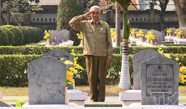 Cựu chiến sĩ Điện Biên Mai Văn Sinh - Phường Mường Thanh, TP Điện Biên chào đồng đội tại nghĩa trang liệt sĩ Đồi A1