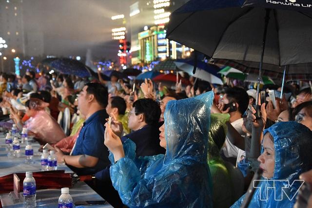 Rất đông người dân và du khách đã đội mưa để được tận mắt theo dõi chương trình nghệ thuật kỷ niệm 990 năm Thanh Hoá.