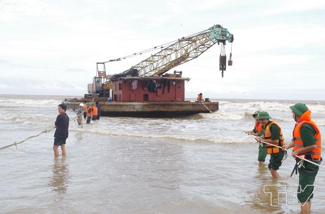Bộ đội biên phòng Thanh Hóa cứu nạn xà lan bị trôi dạt trên biển