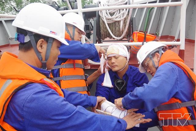 Lực lượng quân y sơ cứu người bị nạn
