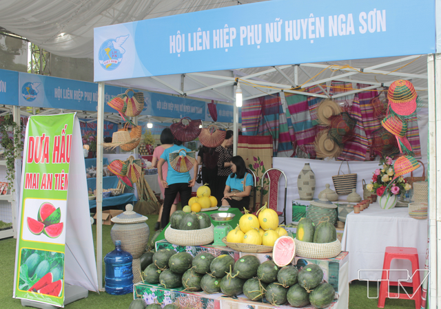 Hội phụ nữ huyện Nga Sơn giới thiệu sản phẩm dưa hấu Mai An Tiêm.