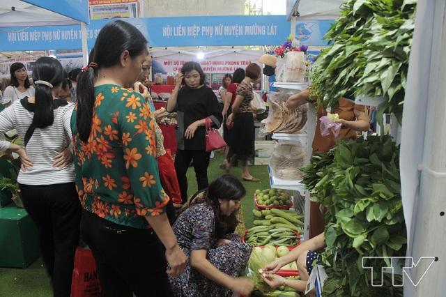 Các gian hàng nông sản, thực phẩm sạch thu hút rất đông người dân đến tìm hiểu mua sắm.