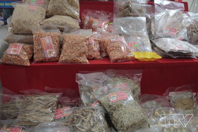 Các sản phẩm sấy khô được trưng bày giới thiệu tại nhiều gian hàng hội phụ nữ các huyện  Hậu Lộc, Sầm Sơn,  Quảng Xương