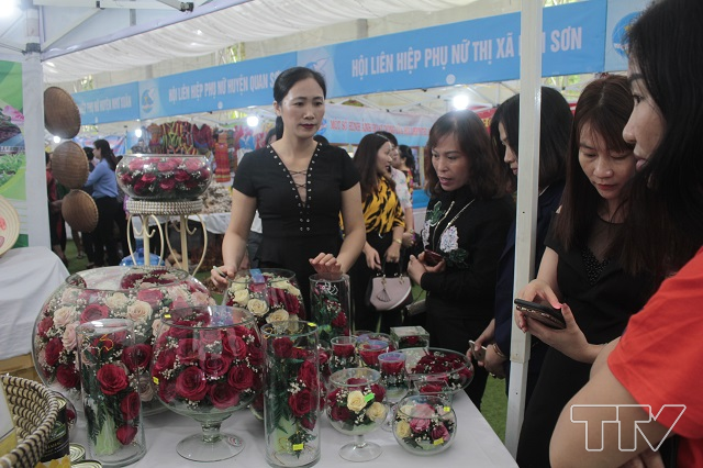 Sản phẩm hoa hồng bất tử được giới thiệu tại gian hàng của Hội phụ nữ huyện Nông Cống