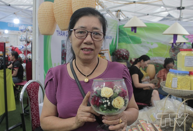 Chị Lê Thị Việt, chủ nhân của sản phẩm hoa hồng bất tử cho hoa hồng tươi được làm khô theo phương pháp thủ công, không sử dụng hoá chất nên rất an toàn và thân thiện với môi trường.