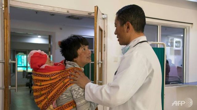 Ông Tshering thăm hỏi bệnh nhân và người nhà như một bác sĩ bình thường (Ảnh: AFP)