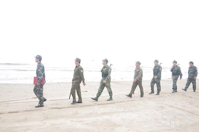 Học viên tham gia tuần tra bảo vệ bở biển của xã Hoằng Trường