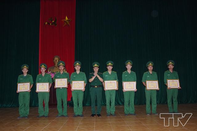 lãnh đạo Bộ chỉ huy Bộ đội biên phòng Thanh Hóa tặng giấy khen cho các học viên có thành tích học tập 