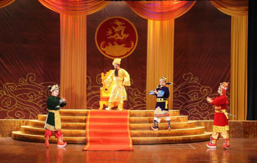 Ngay sau lễ khai mạc, những người yêu nghệ thuật truyền thống đã được thưởng thức vở “Triết vương Trịnh Tùng” do Nhà hát nghệ thuật truyền thống Thanh Hóa biểu diễn.