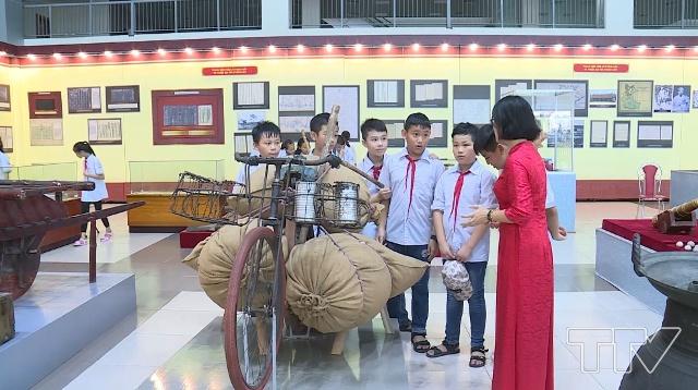 Các em học sinh nghe giới thiệu về chiếc xe đạp thồ trong chiến dịch Điện Biên Phủ lịch sử.