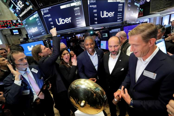 Ryan Graves (bìa phải) cùng CEO công nghệ của Uber, Dara Khosrowshahi (bên cạnh), đánh chuông khai mạc giao dịch cổ phiếu Uber tại Sàn chứng khoán New York, ngày 10-5 - Ảnh: REUTERS