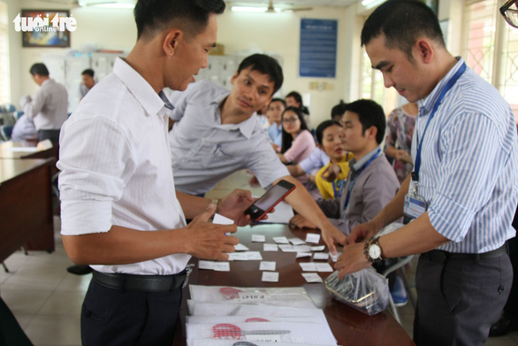 C&aacute;n bộ coi thi kỳ thi THPT quốc gia năm 2018 thực hiện c&aacute;c c&ocirc;ng việc trước khi l&agrave;m nhiệm vụ theo quy chế - Ảnh: TRẦN HUỲNH