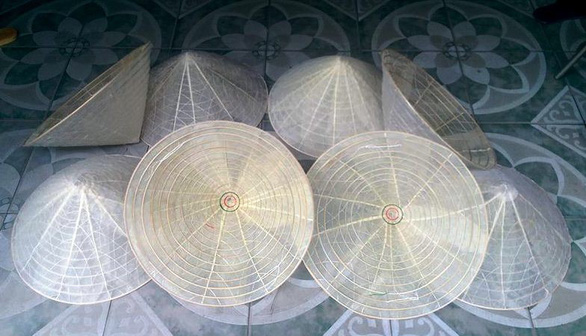Những chiếc nón được làm từ lá bàng rừng vô cùng đẹp mắt, ấn tượng trở thành sản phẩm được nhiều du khách ưng ý, chọn mua - Ảnh: N.H.