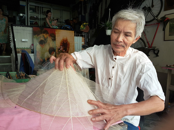 Ông Võ Ngọc Hùng thực hiện một công đoạn trong quá trình xây khung cho nón lá bàng - Ảnh: AN NHIÊN