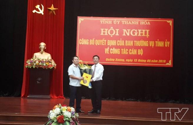 Đồng chí Đỗ Trọng Hưng, Phó bí thường trực Tỉnh ủy trao các quyết định của Ban thường vụ Tỉnh ủy về công tác cán bộ.