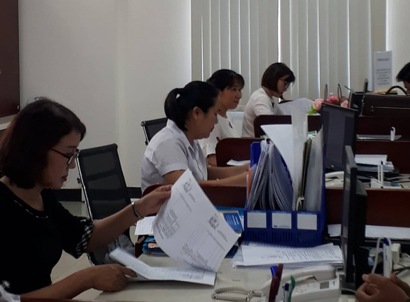 Các cán bộ Trung tâm hành chính công Quảng Nam đang xử lý hồ sơ của người dân và doanh nghiệp - Ảnh L.THANH