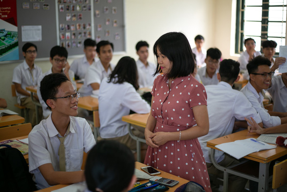 Giáo viên trao đổi với học sinh trong trường THPT Phan Huy Chú- Hà Nội- ẢNH NAM TRẦN