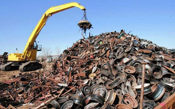 Chính phủ siết chặt quy định về nhập khẩu phế liệu làm nguyên liệu sản xuất. (Ảnh minh họa: KT)