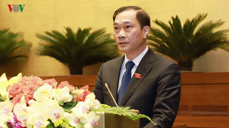 Chủ nhiệm Ủy ban Kinh tế của Quốc hội Vũ Hồng Thanh trình bày báo cáo thẩm tra trước Quốc hội.