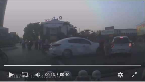 Công an Hải Dương đang điều tra vụ xe Mazda  &quot;ủi &quot; hàng loạt phương tiện trên phố (Video người dân cung cấp)