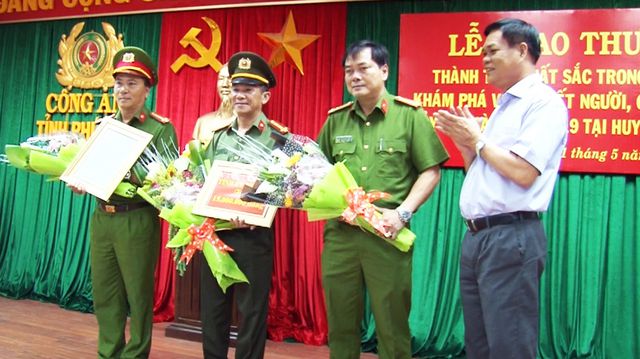 Ông Huỳnh Tấn Việt trao thư khen và tiền thưởng cho ban chuyên án
