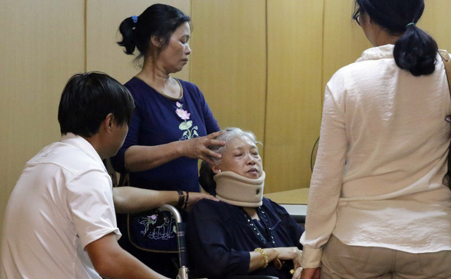 Bị c&aacute;o Phạm Thị Mai Toan ngồi xe lăn trong phi&ecirc;n t&ograve;a trước đ&oacute; - Ảnh: X.D.