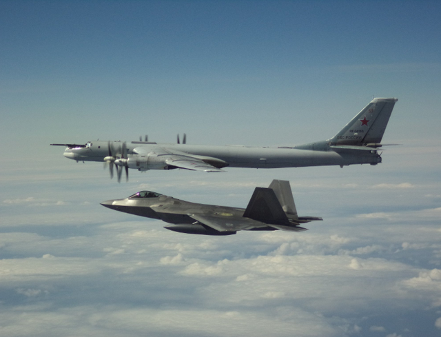 Máy bay chiến đấu F-22 Mỹ chặn máy bay Nga gần Alaska ngày 21/5 (Ảnh: NORAD)