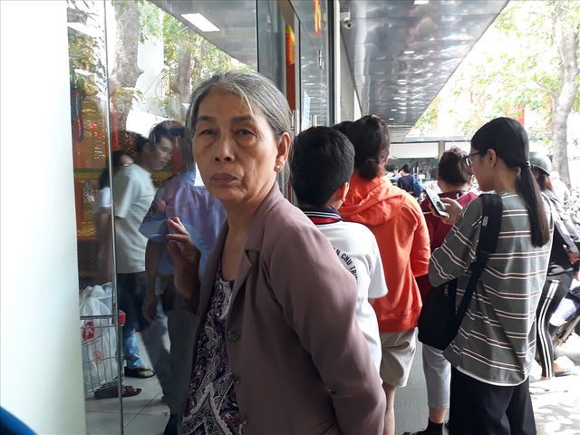 Nhiều khách hàng kiên nhẫn đứng chờ để được vào cửa mua hàng thanh lý. 