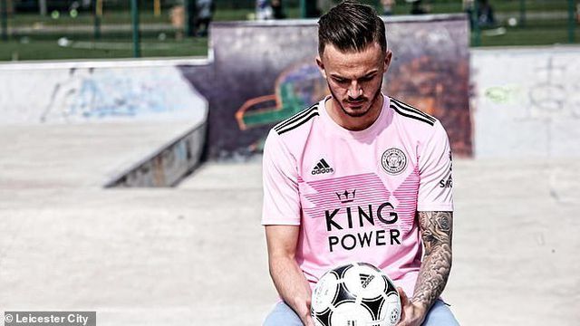 Leicester ra mắt bộ áo đấu trên sân khách mang màu hồng đầy ấn tượng trước mùa giải mới