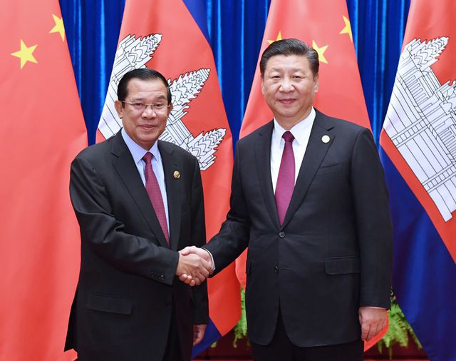 Thủ tướng Campuchia Hun Sen bắt tay Chủ tịch Trung Quốc Tập Cận Bình (Ảnh: Xinhua)