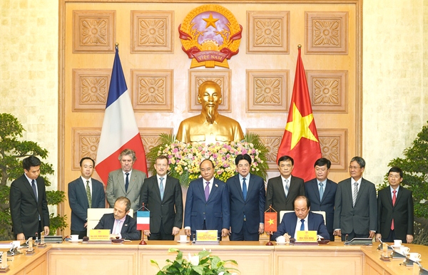 Thủ tướng chứng kiến lễ ký kết bản ghi nhớ hợp tác giữa VPCP và AFD về phát triển Chính phủ điện tử.