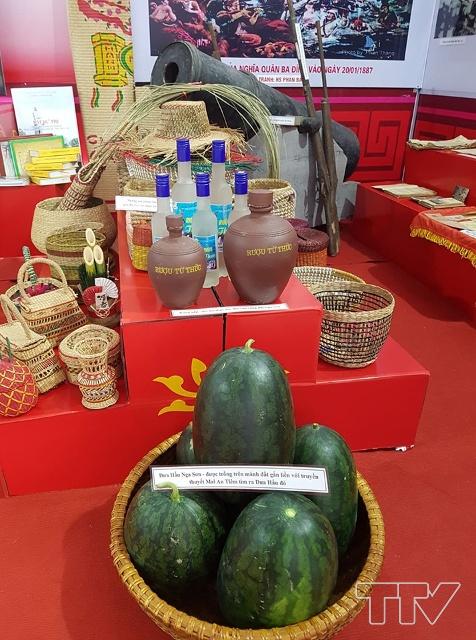 Các sản vật tại gian hàng của huyện Nga Sơn.