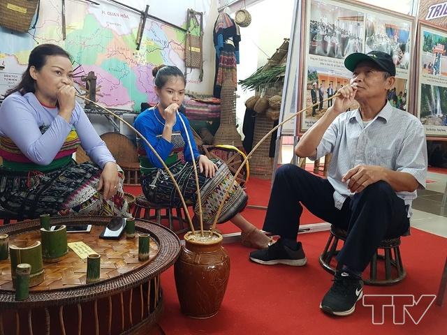 Rượu cần được huyện Quan Sơn mang đến Triển lãm để giới thiệu với  khách tham quan