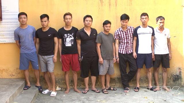 Các đối  tượng của 2 nhóm thanh niên dùng dao, kiếm đập phá xe ô tô và đuổi chém nhau gây náo loạn trên đường