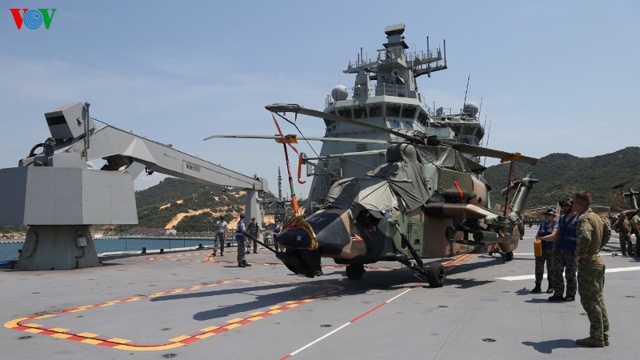 Tàu HMAS Canberra là tàu chở trực thăng.
