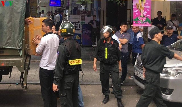Khám xét cửa hàng chính của Nhật Cường mobile tại 33 Lý Quốc Sư.