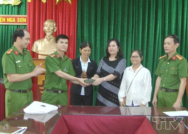 Công an huyện Nga Sơn và gia đình Trung úy Nguyễn Huy Hoằng trả lại số tiền cho người bị mất