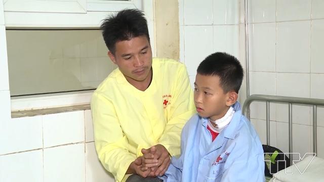 các em học sinh đang được điều trị và chăm sóc  tại bệnh viện