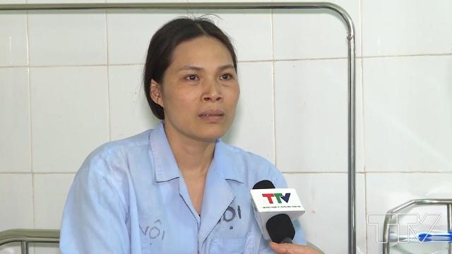 Cô giáo Trần Thị Thanh - Giáo viên Trường Tiểu học Đồng Lương, huyện Lang Chánh: Khoảng 8h30 phút sáng 3/5, đang giờ ra chơi, do trời mưa tôi nhắc học sinh chơi trong lớp và ngồi lại lớp với các em, đột nhiên có mộtthanh niên xông vào lớp rất nhanh và đâm liên tiếp vào học sinh của tôi, khi tôi can ngăn thì bị đẩy ngã và bị thương ở tay. Lúc đó tôi chỉ còn biết kêu cứu và bế học sinh chạy xuống đưa đi cấp cứu, thực sự tôi không thể ngờ