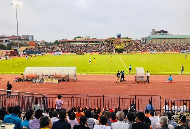 Rất đông khán giả có mặt tại sân vận động Thanh Hoá để cổ vũ cho đội bóng tỉnh nhà.