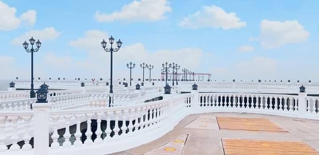Khu cầu cảng được thiết kế mang phong cách phương tây, nổi bật với mầu trắng tinh khôi.