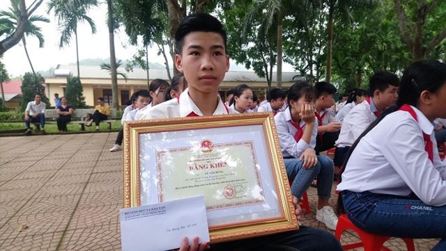 Em Vũ Văn Hùng nhận bằng khen của Bộ GD-ĐT vì đã có hành động dũng cảm lao xuống sông Chu cứu 3 học sinh thoát khỏi đuối nước