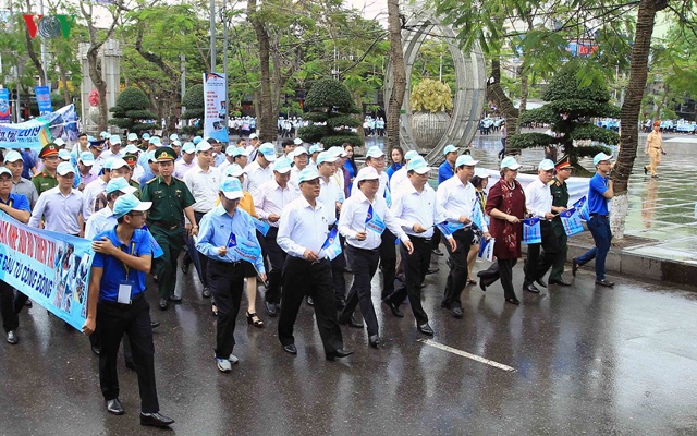 Phó Thủ tướng Trịnh Đình Dũng và các đại biểu diễu hành hưởng ứng Tuần lễ quốc gia phòng chống thiên tai năm 2019.